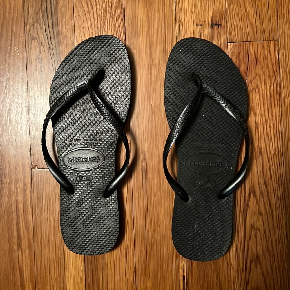 Womans Havainas black Flip Flops size 37-38